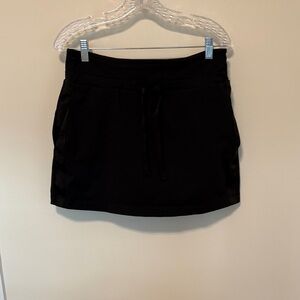 Athleta Women's Black Metro Skort / Size M / Excellent Pre-Owned Condition